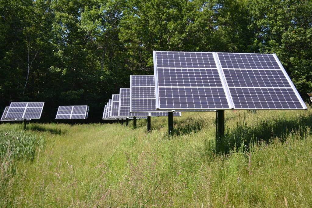 Terrain avec des panneaux solaires pour produire énergie solaire